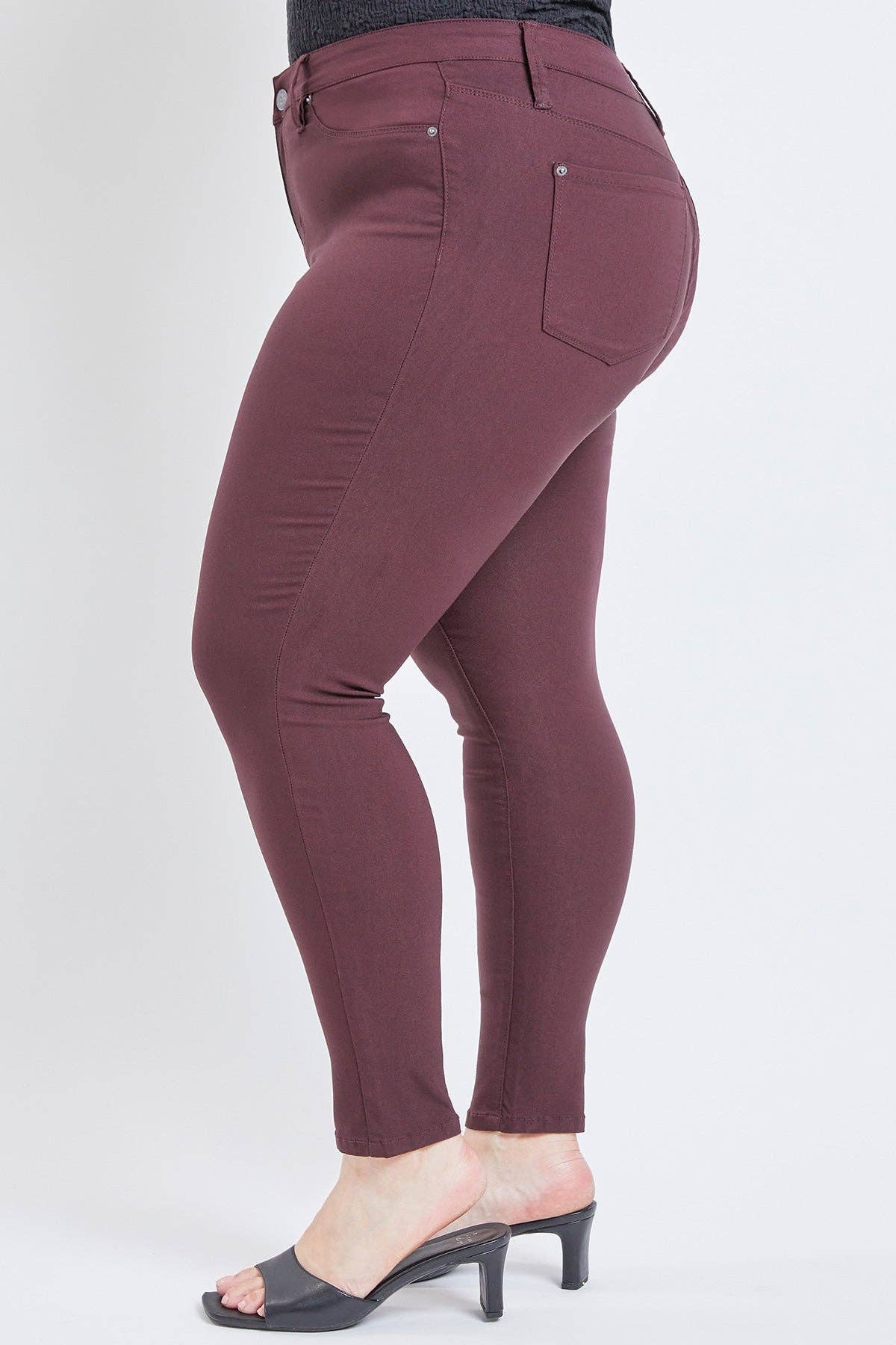 Junior Plus Size Hyperstretch Skinny Jean / JET SET